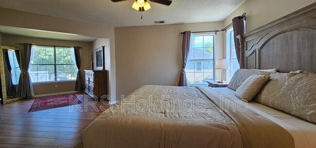 Building Photo - 3136 Sacramento Dr