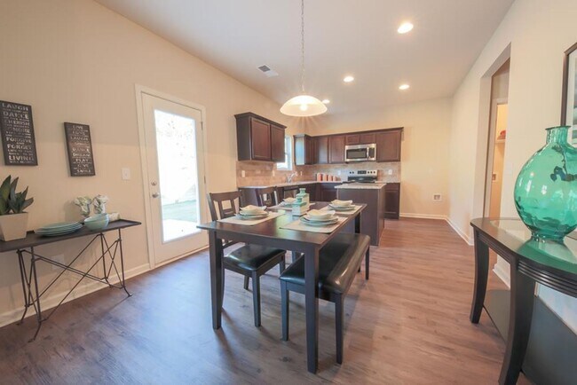 Building Photo - 5036 Vine Ln