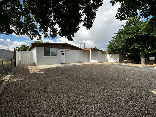 Primary Photo - Beautiful Newly Remodeled Furnished Home: ...