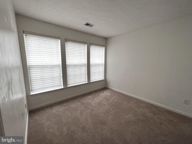 Building Photo - Beautiful 3 bedroom, 2 full bath condomini...