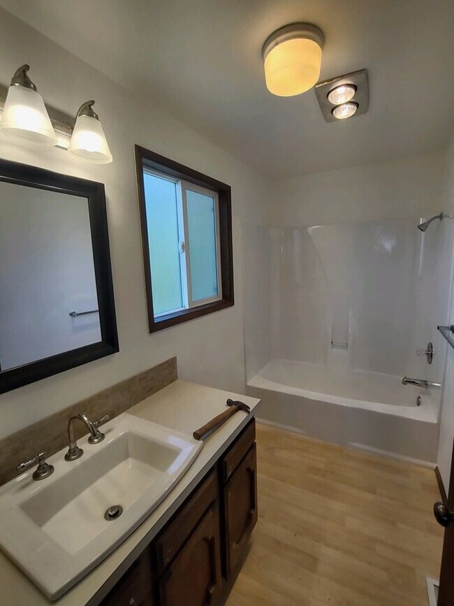 Building Photo - Large 2+ bedroom 2.5 bath home with large attached garage