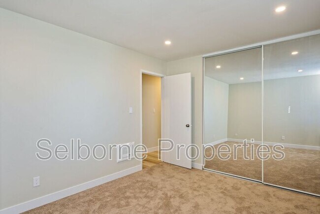 Building Photo - 601 Oakland Ave