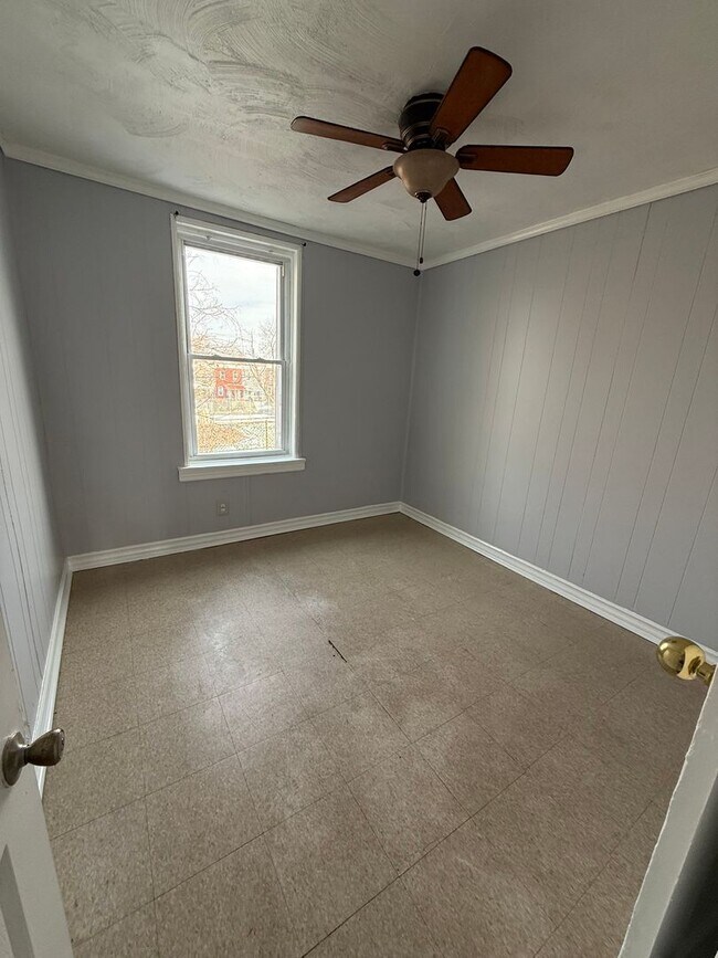 Building Photo - 3 Bedroom Home Steps to LaSalle University