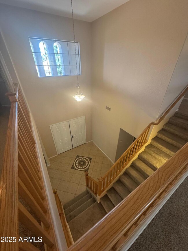 Building Photo - 1359 E Parkview Dr