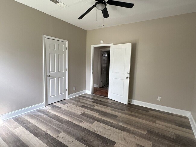 Building Photo - Newly Renovated Home in Hyde Park