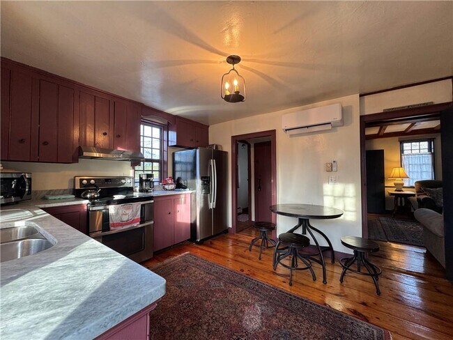 Building Photo - 9 Thames St