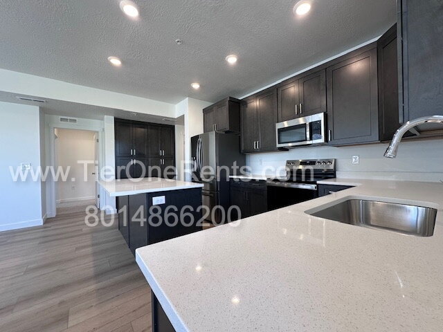 Building Photo - Move-in special:  First month's rent free!