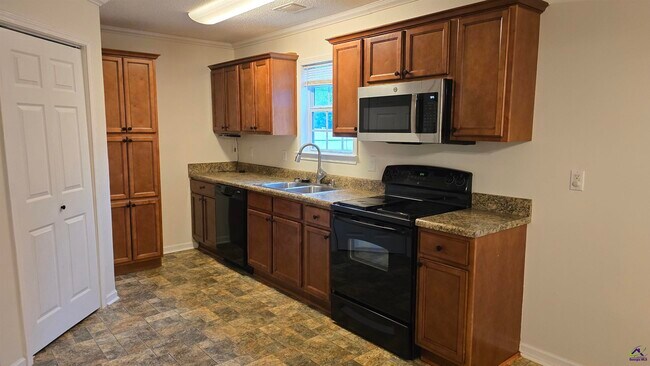 Building Photo - 126 Rolling Woods Cir