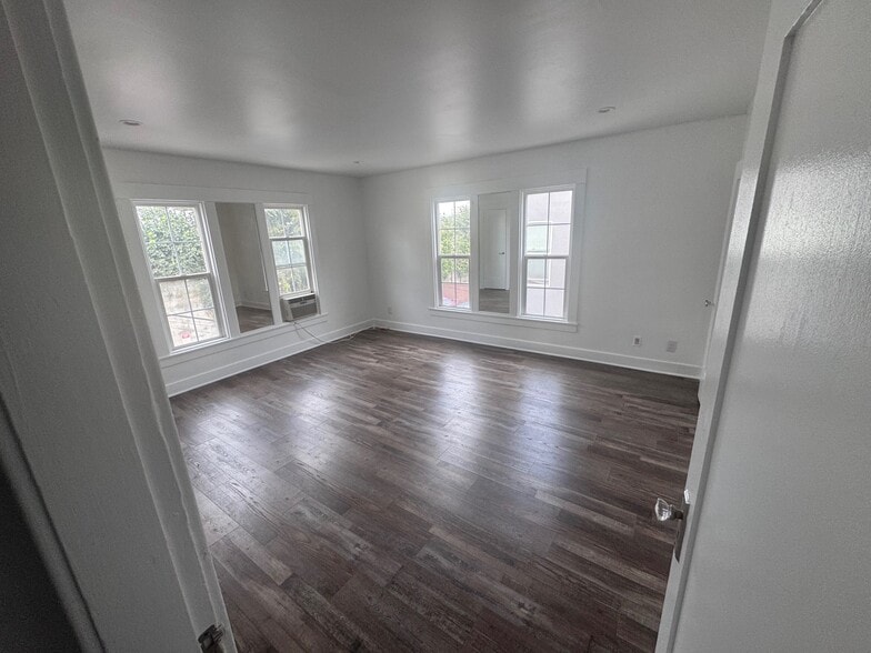 Primary Bedroom - 1261 1/2 S Plymouth Blvd