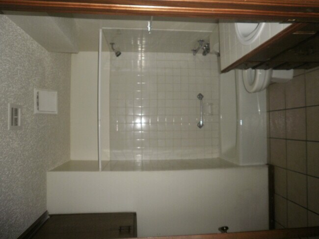 Building Photo - 224-226 Skylark Ct
