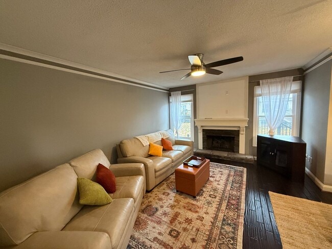 Building Photo - Stunning 3-Bed, 3.5-Bath Multi-Level Partially Furnished Townhome in Overland Park – Modern Updat...