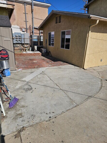 Building Photo - 2558 Southern Ave