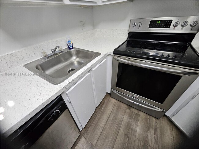 Building Photo - 216 Lake Pointe Dr