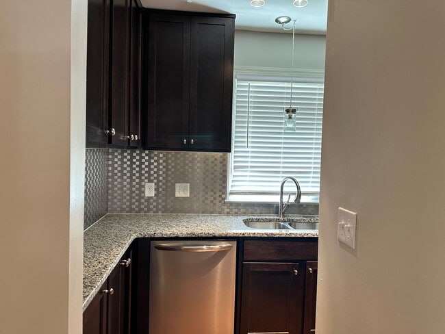 Building Photo - Adorable 2 Bedroom Condo!