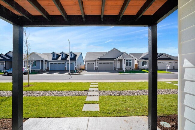 Building Photo - 2Bd/2Ba Lower Level Unit - Available Now!