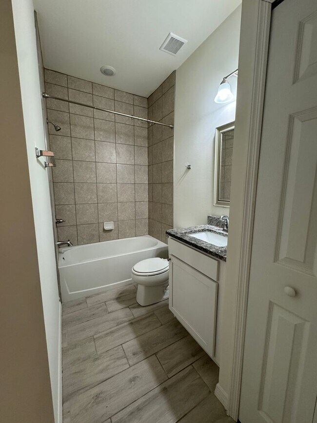 Building Photo - Spacious 3 Bed 2 Bath Duplex in Lehigh Acres