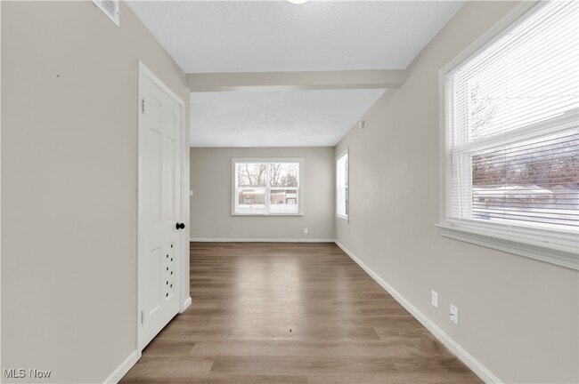 Building Photo - 2016 N Green Rd