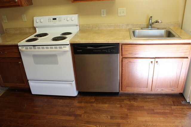 Building Photo - PRE LEASING CENTRALLY LOCATED 2 BED 1 BATH