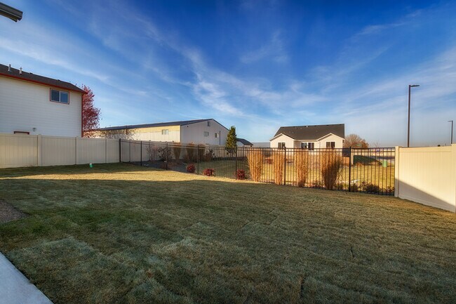Building Photo - Newer home in Meridian  2100Sqft, Goldengrove Sub., Room for all of your Toys