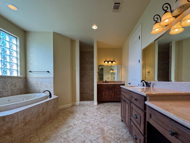 Building Photo - 1559 E Blackjack Rd E