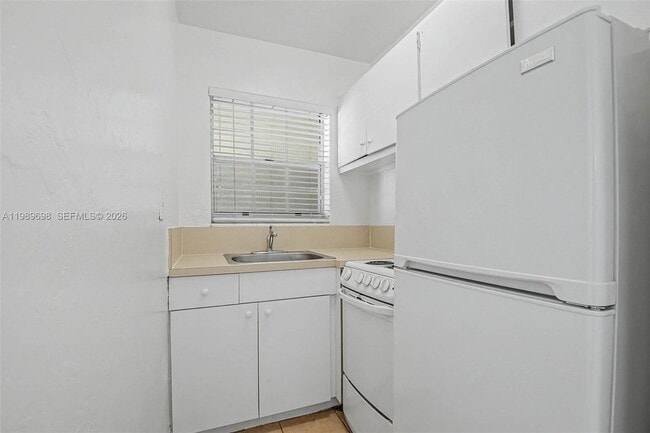 Building Photo - 427 Anastasia Ave