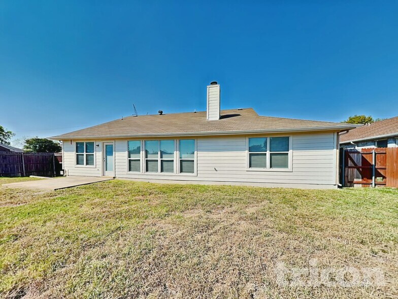Building Photo - 304 Wooded Way