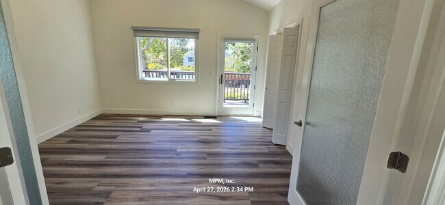 Building Photo - large custom home with peek a boo ocean views