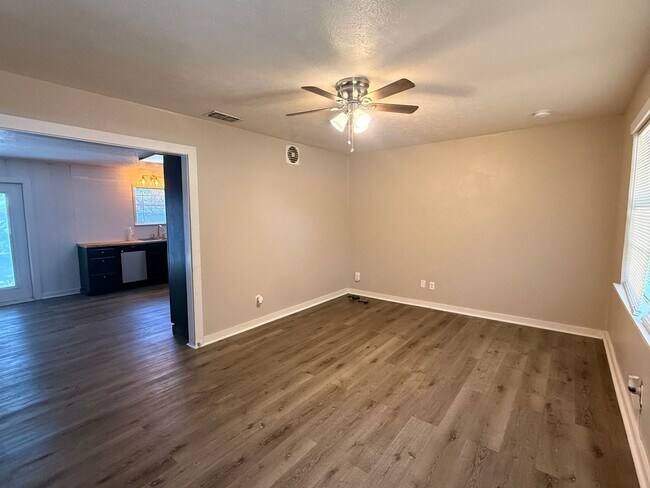 Building Photo - 810 Glencrest Ln