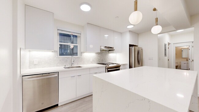 Building Photo - 756 Page St