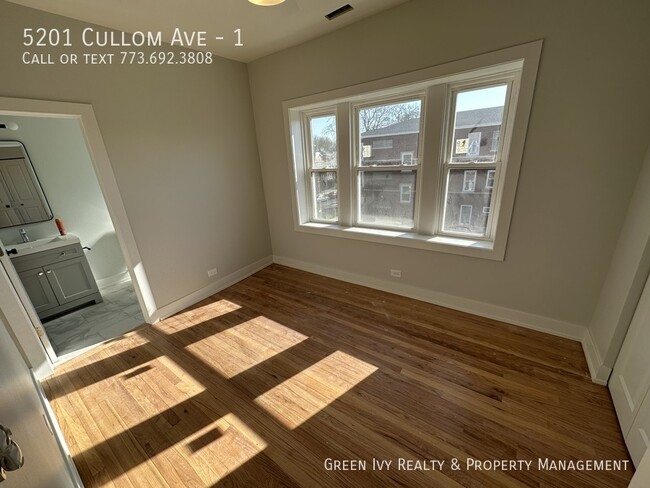 Building Photo - Remodeled 3 Bed 2 Bath with Tandem Parking...