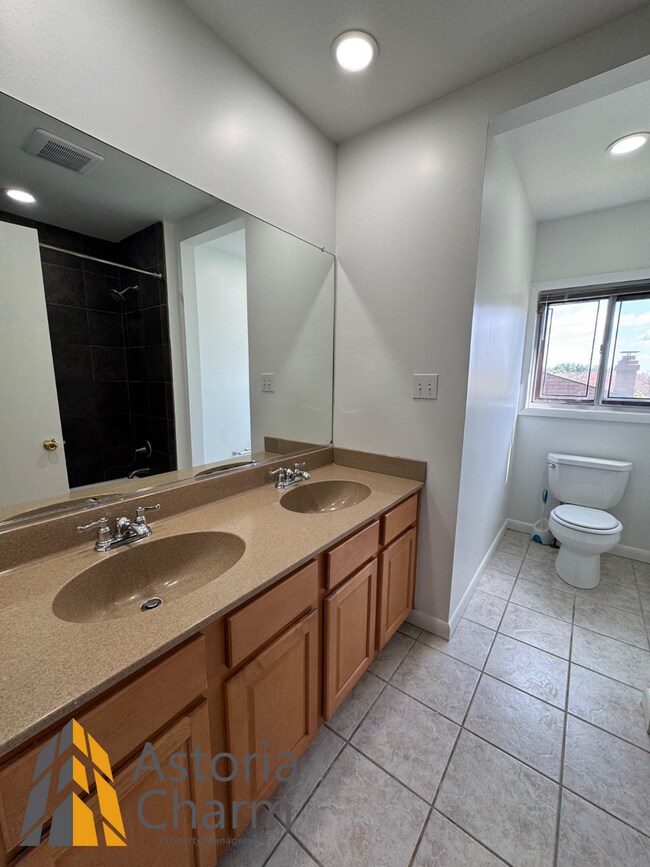 Building Photo - Spacious 5 Bedroom 3 Bath + Den Single Family Detached Home