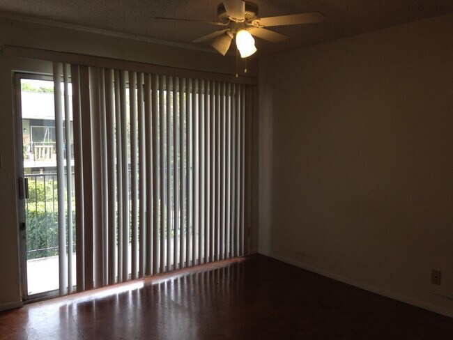 Building Photo - 500 E Riverside Dr