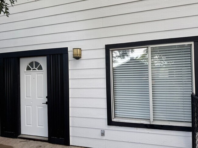 Building Photo - Remodeled 6 Bedroom in North Campus off Sp...
