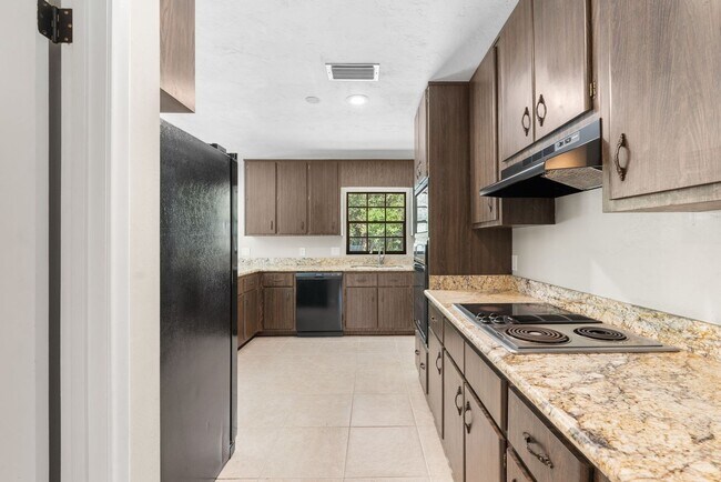 Building Photo - Spacious Pool Home in Desirable NW Gainesville