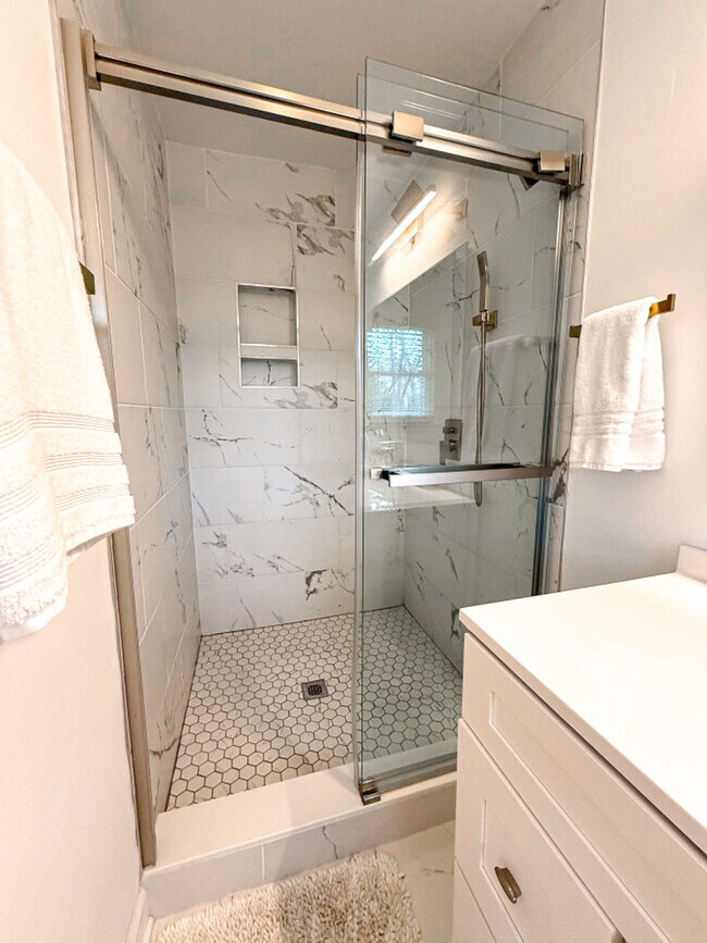 Building Photo - 7601 Bedfordshire Dr