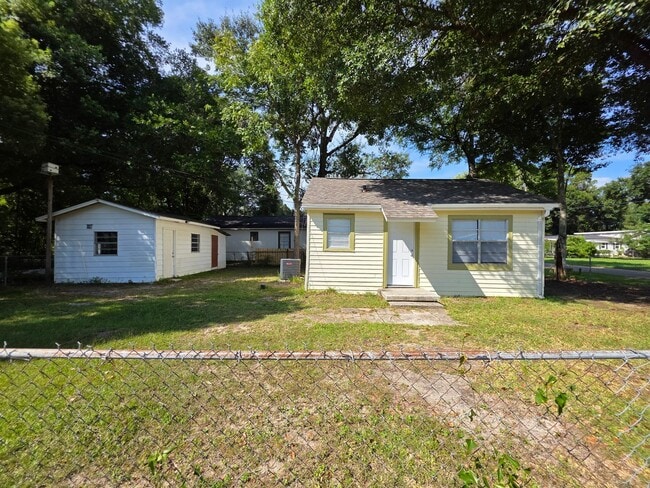 Primary Photo - Cute 2BR/1BA House on Corner Lot