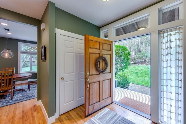 Building Photo - Beautiful Bainbridge Home