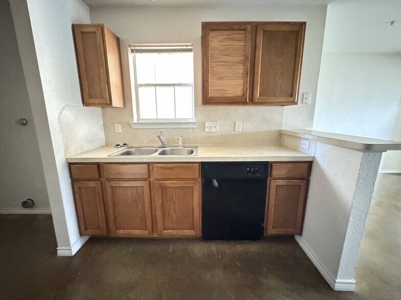 Building Photo - 4002 Cambridge Dr