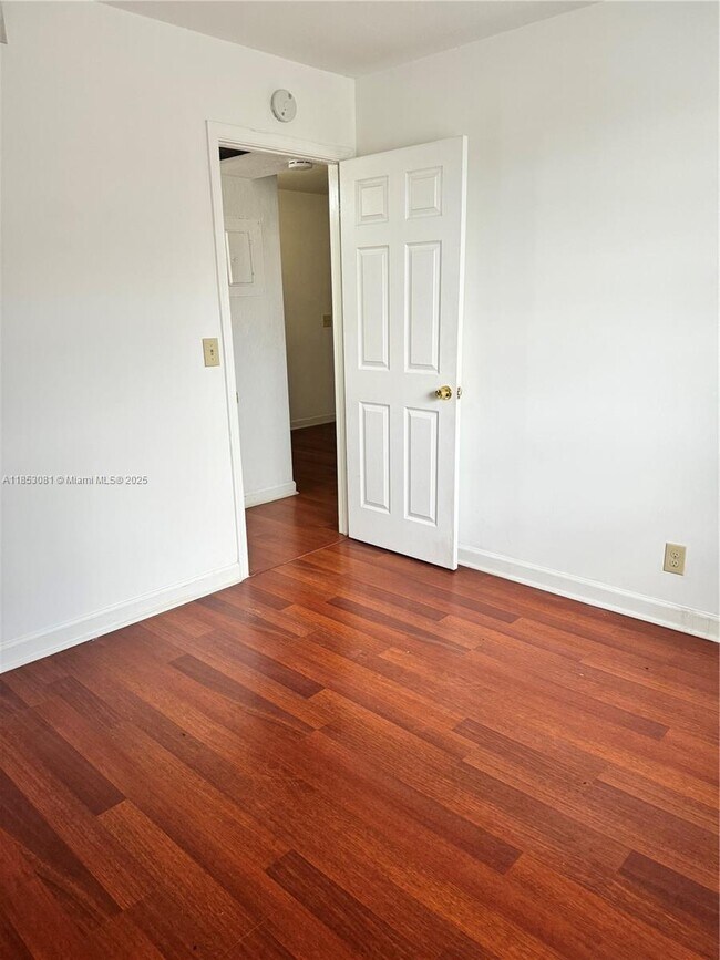 Building Photo - 10028 Twin Lakes Dr