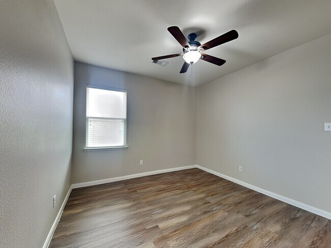 Building Photo - 528 Meadow Springs Dr