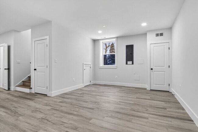 Building Photo - Spacious New Build in Quiet Silver Spring - Available Now