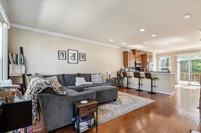 Building Photo - 3-Level Townhome in Woodstream!