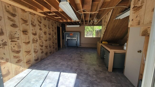 Building Photo - 4 Bedroom Mountain Home Close to Town!