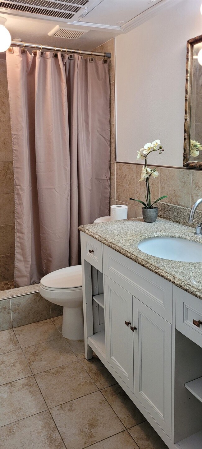 Building Photo - 9031 Rue Cambon St