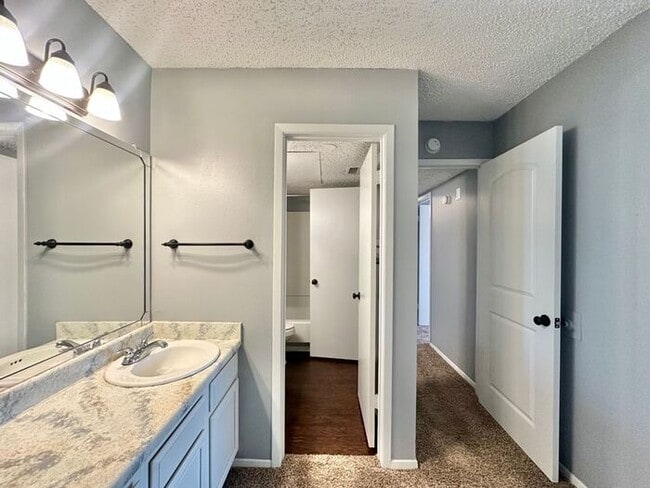 Building Photo - 2 Bed 1 Bath Apartment in South Tyler!