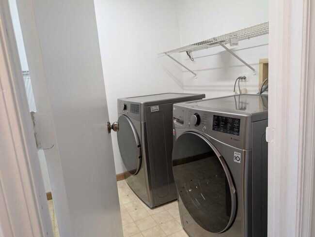 Building Photo - 205 Glasgow Ln