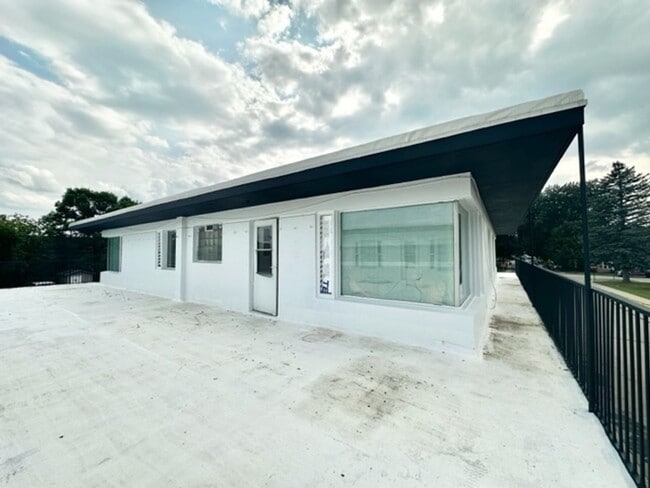 Building Photo - 503 S Main St