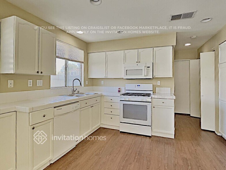 Building Photo - 892 Pathfinder Way