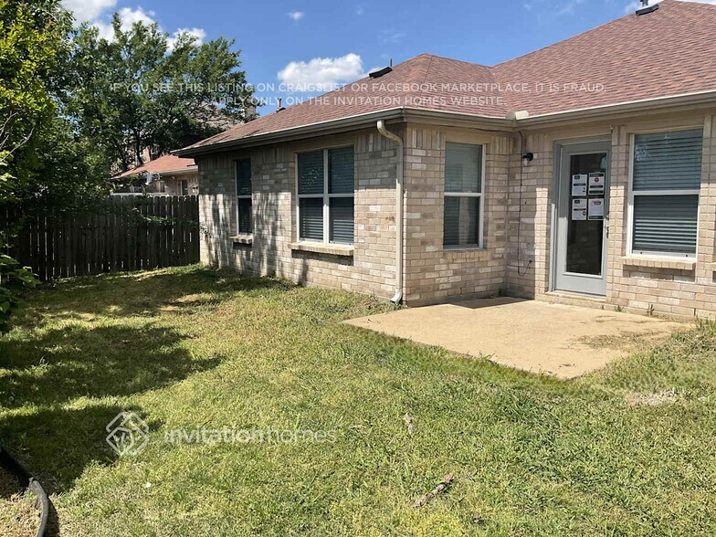 Building Photo - 910 Simi Dr