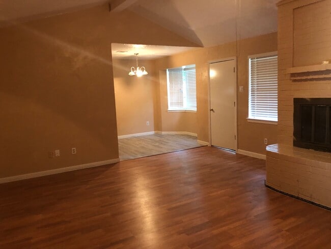 Building Photo - 323 Kingsport St